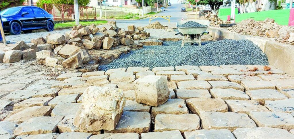 Ação tapa-buraco em calçamento inicia na sede de Campo Belo do Sul