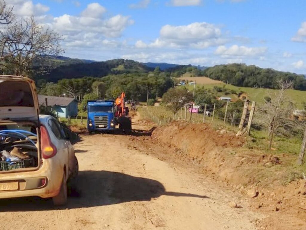 Prefeitura de Pinhal da Serra intensifica manutenção de estradas vicinais do município