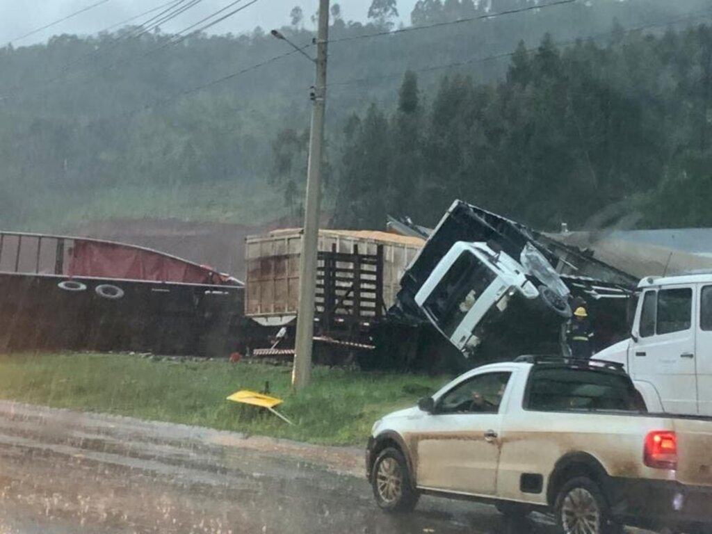 Previsão mostra risco de chuva forte em todas as regiões de SC até a madrugada de sábado (15)(Fo - Temporal causou estragos em 80% da cidade de Tangará, a mais afetada