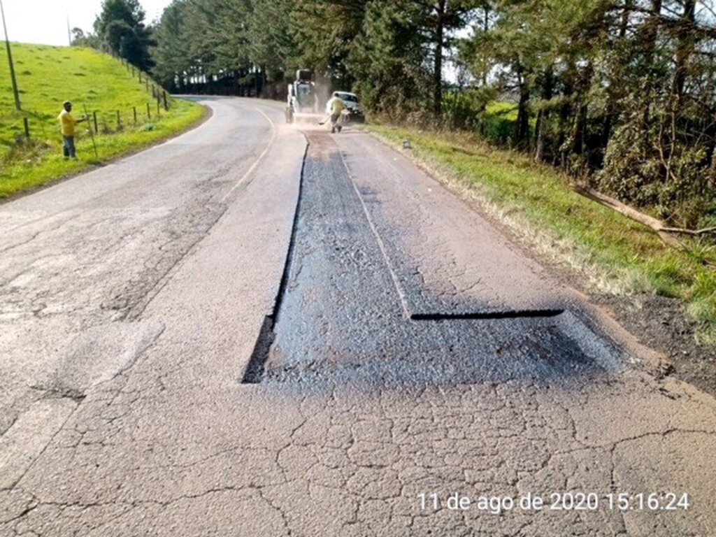 Operação tapa-buracos é realizada na SC 452 entre Monte Carlo e Campos Novos