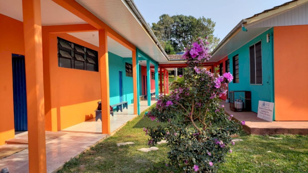 RETOQUES FINAIS ANTECEDEM ENTREGA OFICIAL DE OBRA DE REFORMA DE ESCOLA RURAL DE PIRATUBA