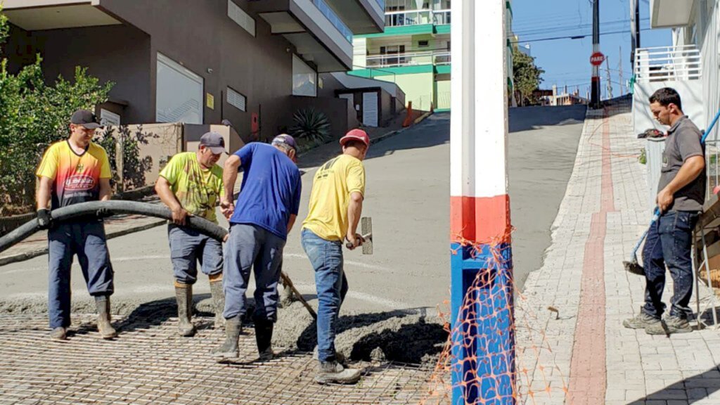  - Trecho de forte inclinação foi concretada após ter sido recoberta por malha de aço e agora deve permanecer interrompida por 10 dias.