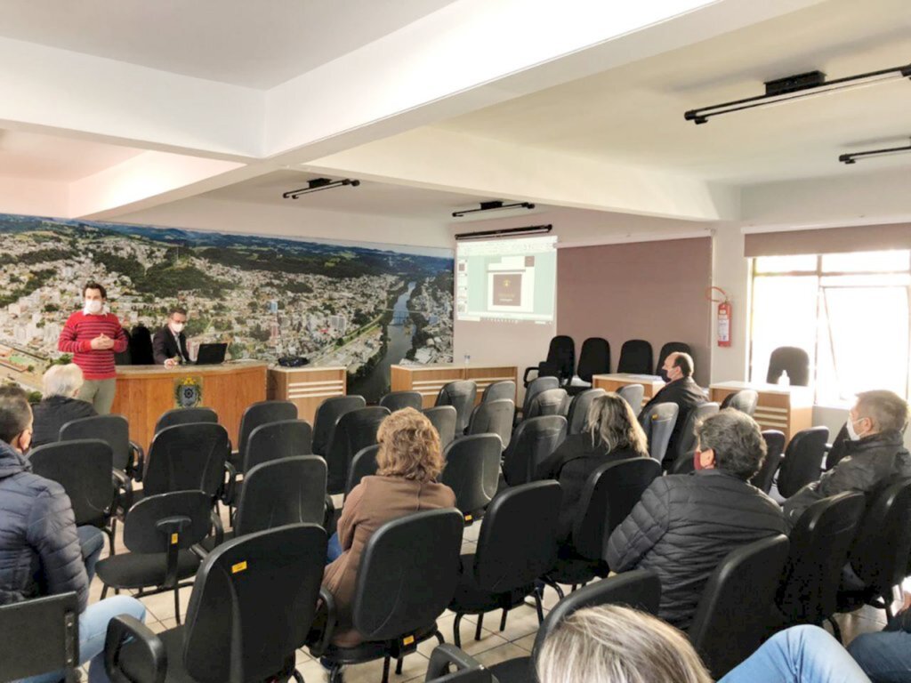 Duas novas empresas vão se instalar no município. A empresa hervalense Sinaltec Tecnologia em Sinalização e Premium Embalagens Eireli de Joaçaba