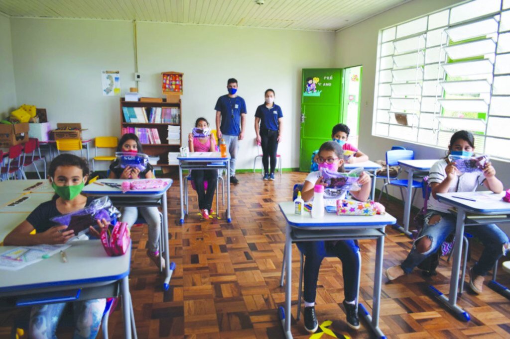 Secretaria Municipal de Educação de Cerro Negro distribui kits aos alunos da Rede Municipal de Ensino