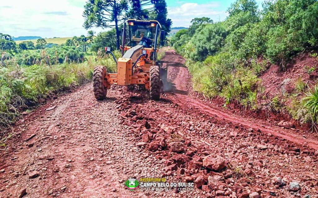 Secretaria de Obras realiza manutenção nas estradas na localidade de Morro Agudo em Campo Belo