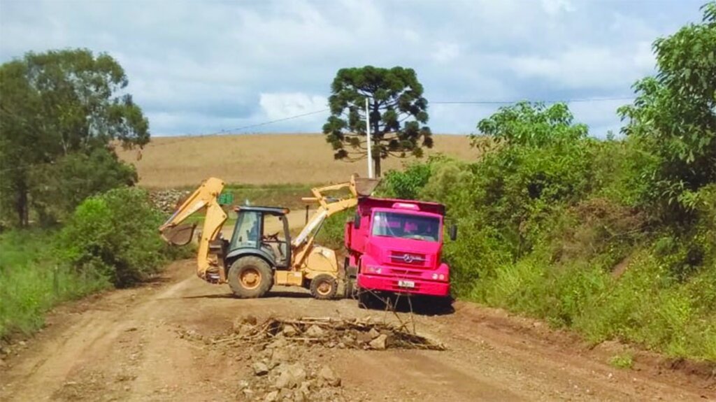 Estradas principais recebem investimento em manutenção em Pinhal da Serra