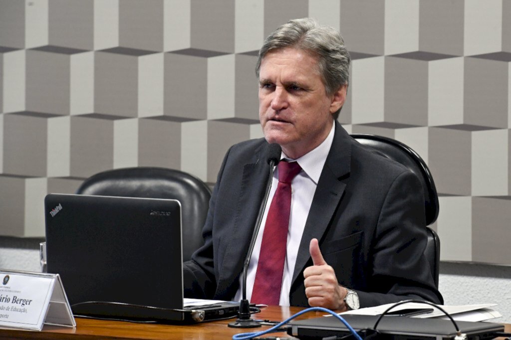 Jornalista: Fabiano Amaral: - Senador Dário Berger (MDB-SC)