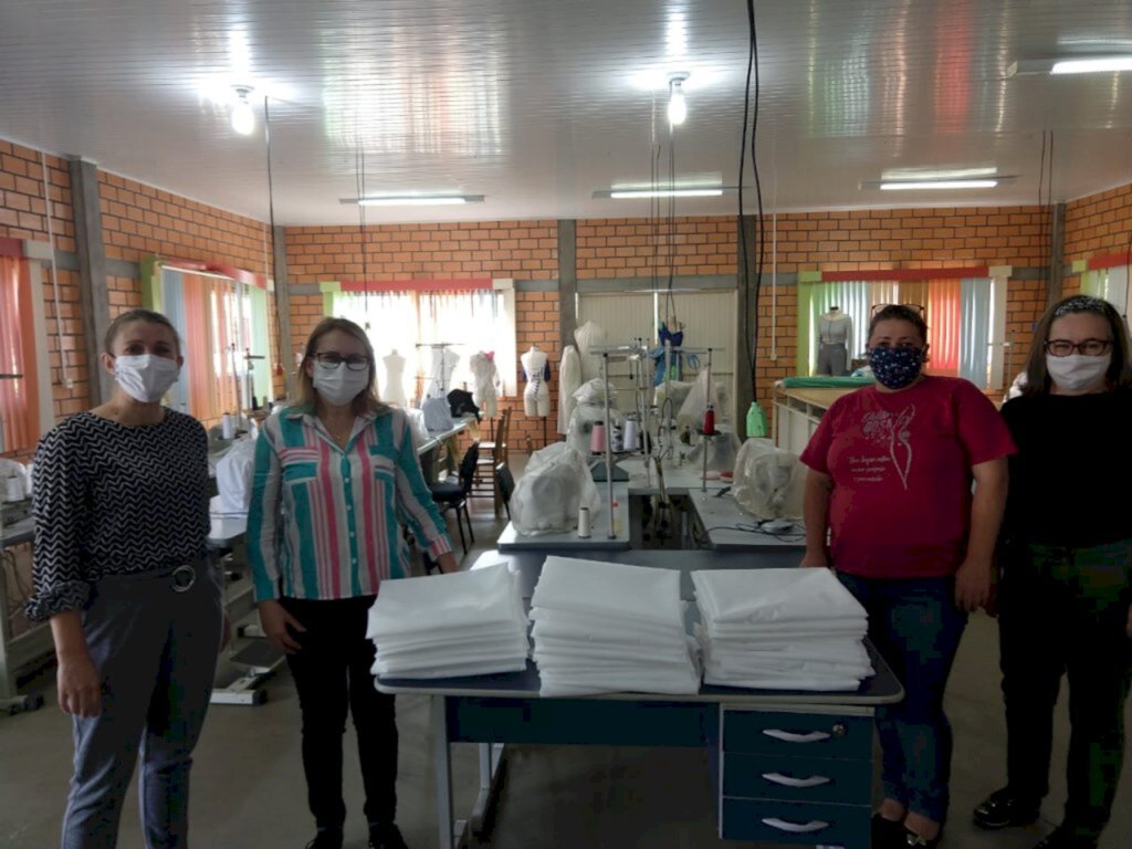 SAÚDE RECEBE REMESSA DE EQUIPAMENTOS DE PROTEÇÃO INDIVIDUAL PRODUZIDOS PELA UNIDADE TECER MODA