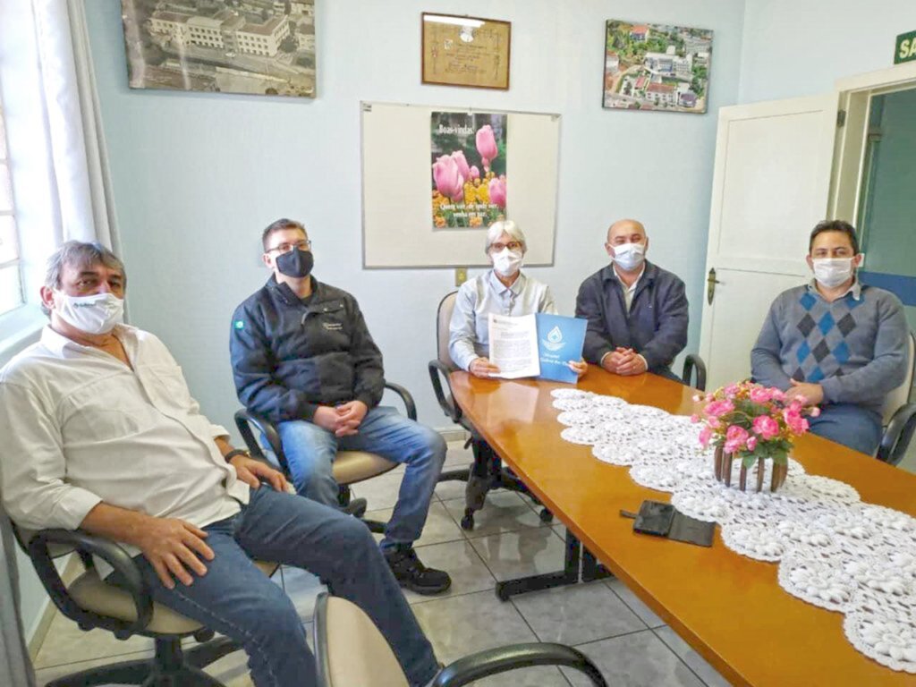 Aldo Azevedo / jornalista - Legenda da foto: Meneghini, Rafael, Irmã Adelaide, Kelvis e Aiques, informando e oficializando recursos liberados pelo Governo Federal através de emenda do senador Amin.