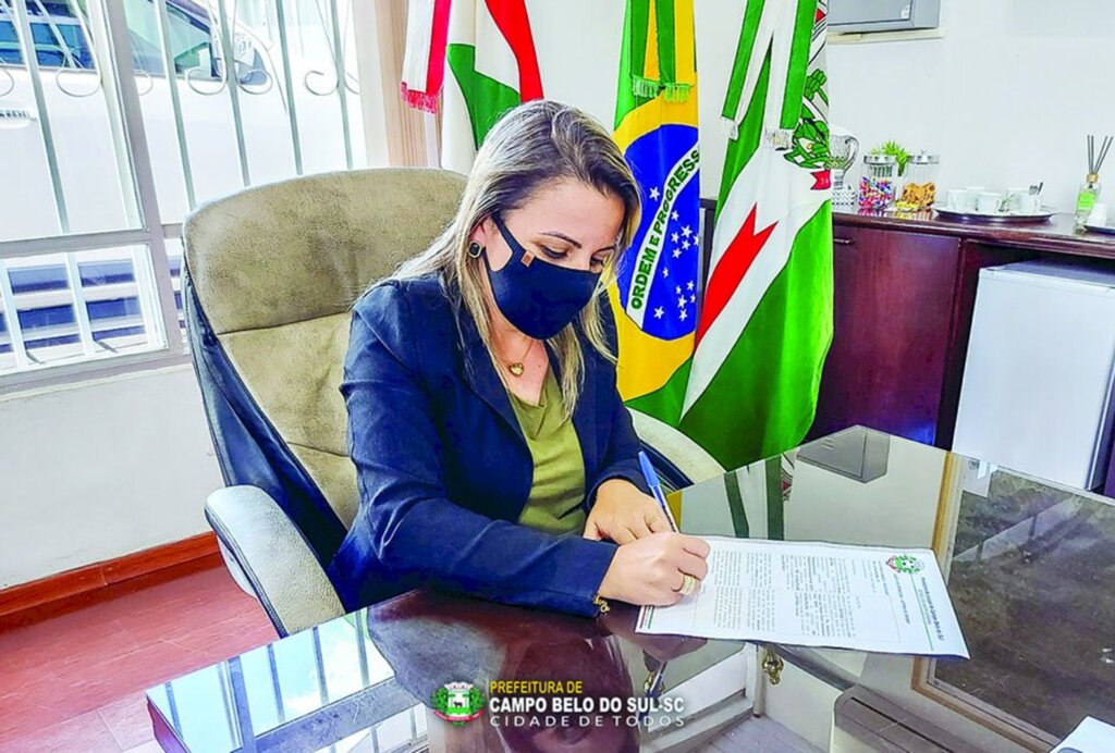 Prefeita Claudiane assina carta de intenção para a aquisição de 3 mil doses da vacina Sputnik V em Campo Belo do Sul