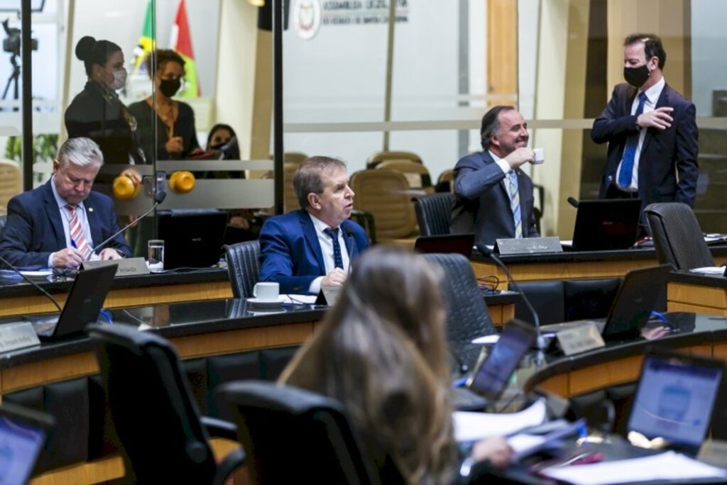 FOTO: Fábio Queiroz/Agência AL - Parecer do Tribunal de Contas do Estado (TCE/SC) no caso dos procuradores e a paridade entre policiais militares e civis na reforma da previdência ganharam destaques da sessão de terça-feira (28) da Assembleia Legislativa.