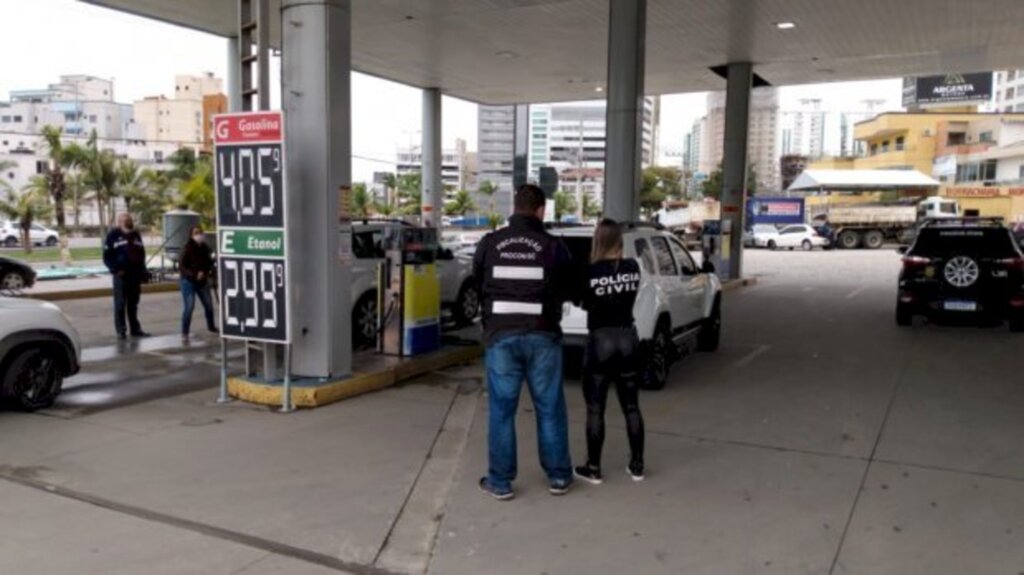 Foto: Divulgação / Procon/SC - O Procon/SC flagrou mais dois postos comercializando combustível adulterado no estado e nesta quarta-feira, 29, realizou a interdição dos estabelecimentos nas cidades de Itapema e Tubarão.