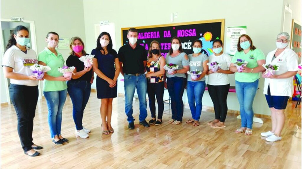 Entrega de flores em homenagem às mulheres em Abdon Batista