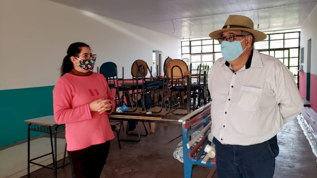 CHEFE DO EXECUTIVO VISITA OBRAS DE REFORMA DE ESCOLA EM COMUNIDADE RURAL DE PIRATUBA