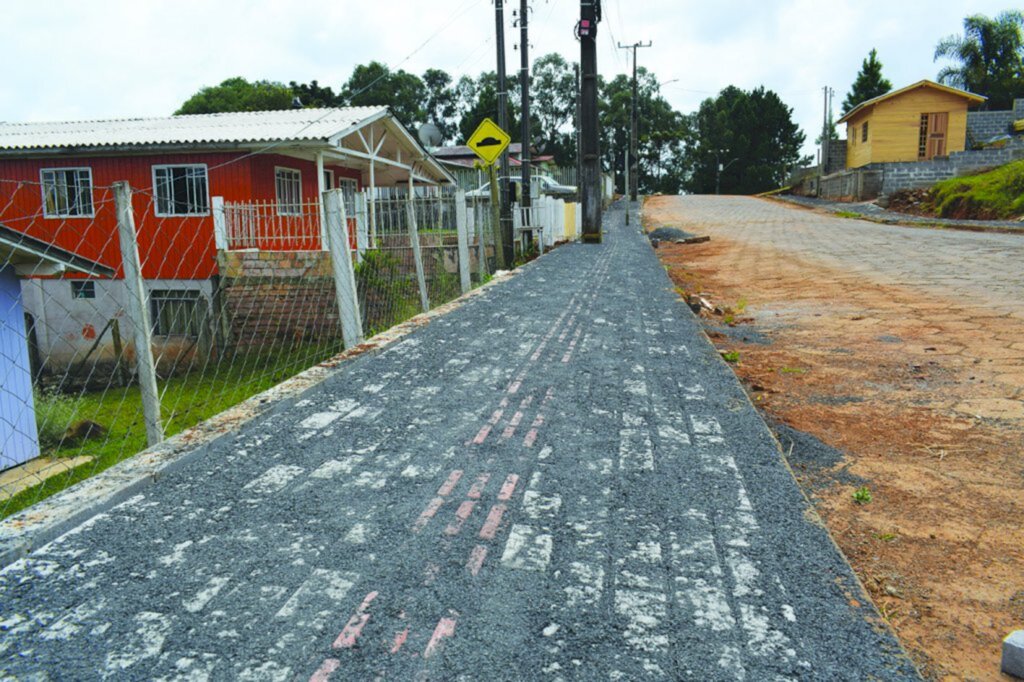 Administração Municipal de Cerro Negro está realizando a construção de calçadas para passeio público