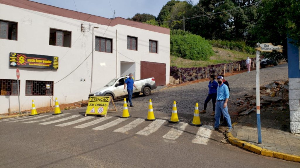 PREFEITURA INTERROMPE TRÂNSITO EM RUA CENTRAL DA REGIÃO HISTÓRICA DE PIRATUBA