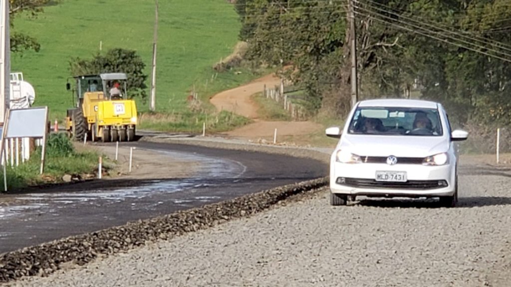 ASFALTAMENTO DE RODOVIA RURAL QUE LIGA PIRATUBA AO ESTADO GAÚCHO CHEGA NA  ETAPA FINAL