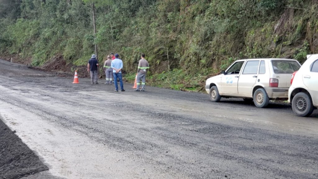 ASFALTAMENTO DE RODOVIA RURAL QUE LIGA PIRATUBA AO ESTADO GAÚCHO CHEGA NA  ETAPA FINAL