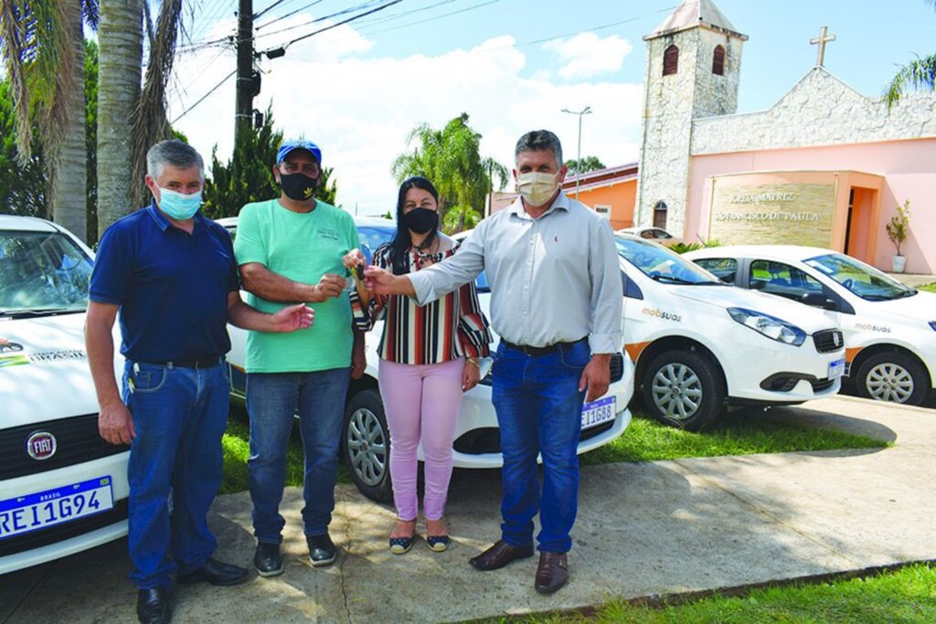 Cerimônia de destinação dos cinco novos veículos adquiridos pela Secretaria Municipal de Assistência Social de Cerro Negro