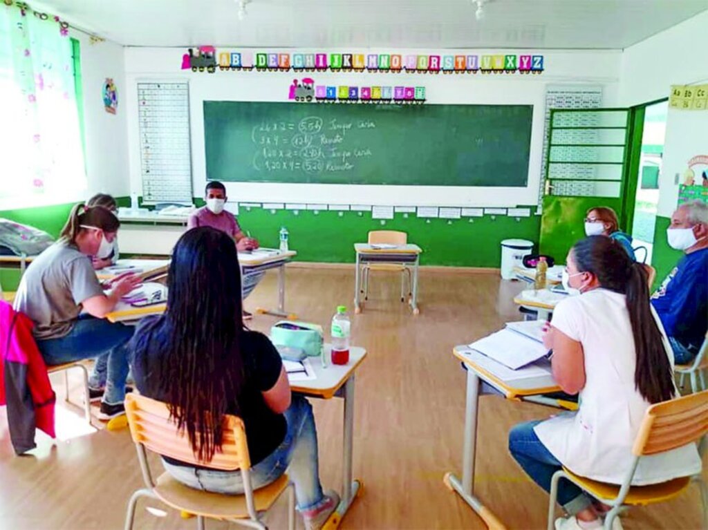 Coordenador Germano e professores se reúnem para avaliar a primeira semana de aula em Campo Belo do Sul