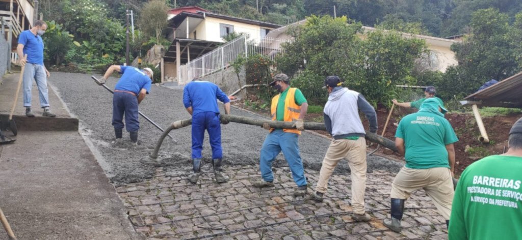 Assessoria de Imprensa Prefeitura de Joaçaba - Rua Sergipe recebe pavimentação em concreto armado