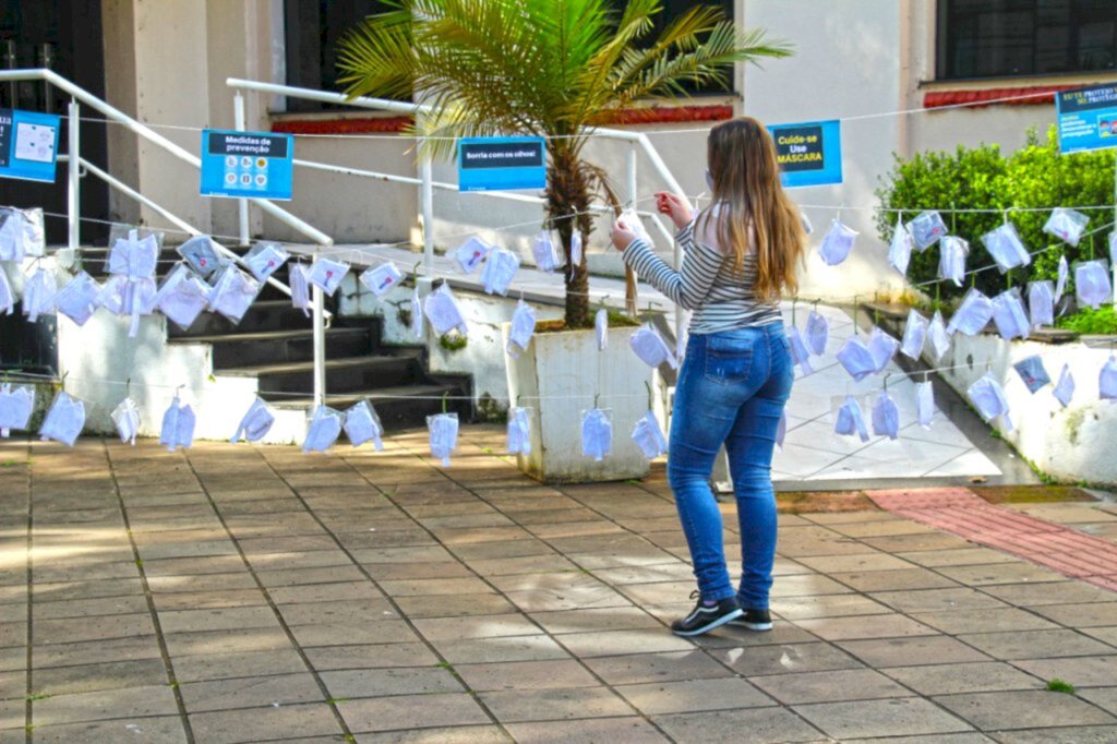 Secretaria de Assistência Social de Joaçaba monta 'Varal Solidário' de máscaras em frente à prefeitura