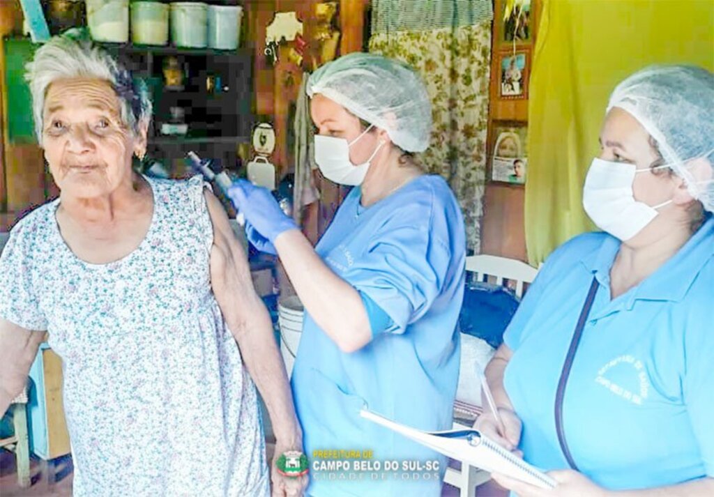 Idosa de 106 anos é vacinada contra a Covid-19 em Campo Belo do Sul