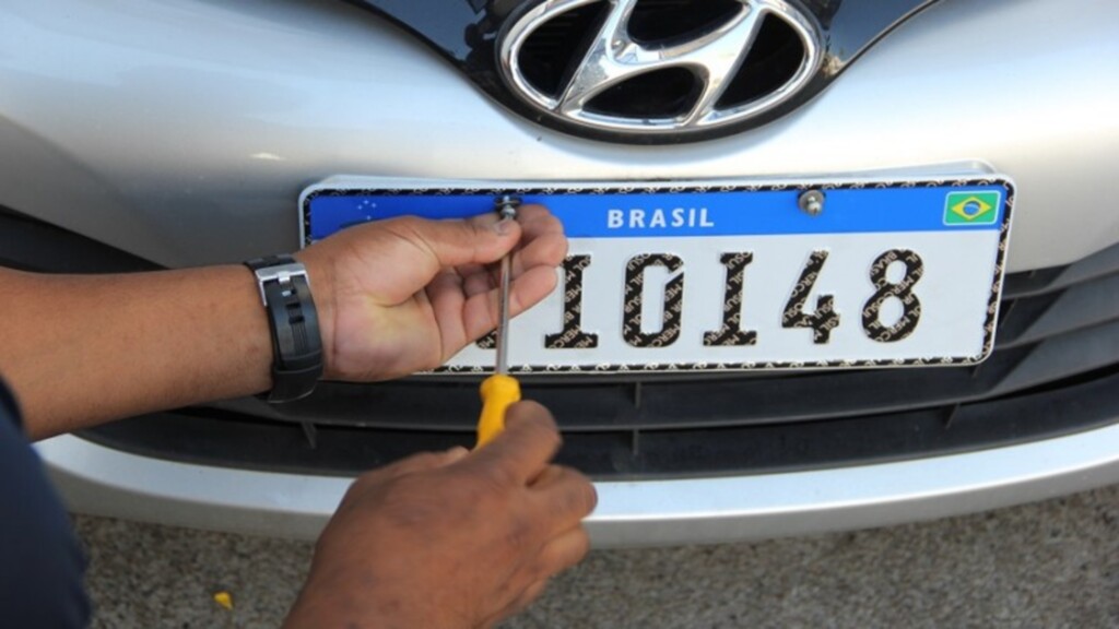 Placa padrão Mercosul entra em vigor nesta terça-feira no Rio Grande do Sul