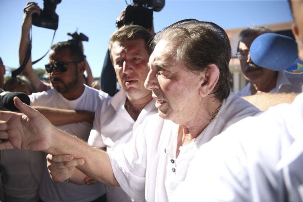 João de Deus entrega-se à polícia em área rural de Abadiânia