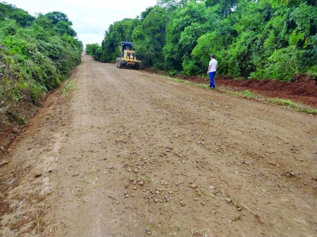 Secretaria de Obras de Abdon Batista realiza melhorias nas  estradas do interior