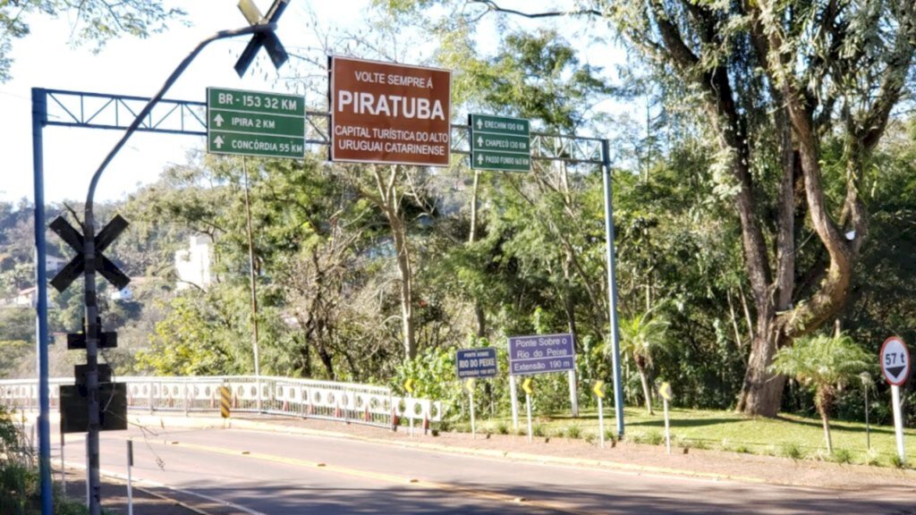 PLACAS DE SINALIZAÇÃO DE ACESSO À PIRATUBA SÃO REINSTALADAS APÓS REVITALIZAÇÃO