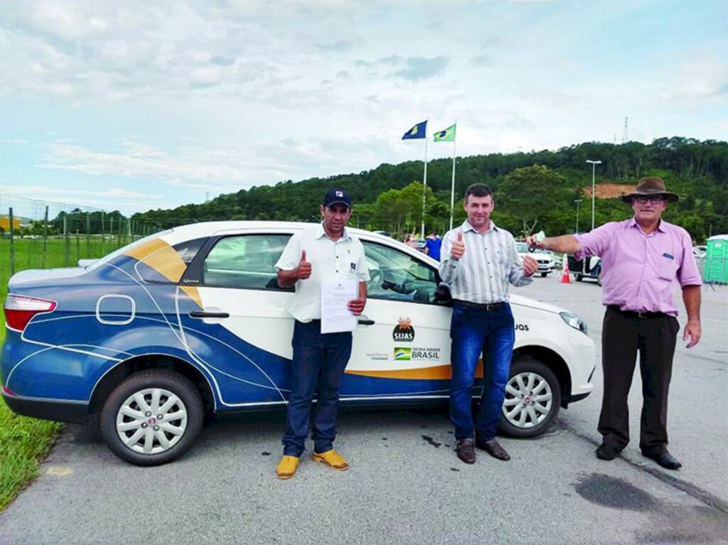 Abdon Batista contemplado com carro zero/km do Governo Federal