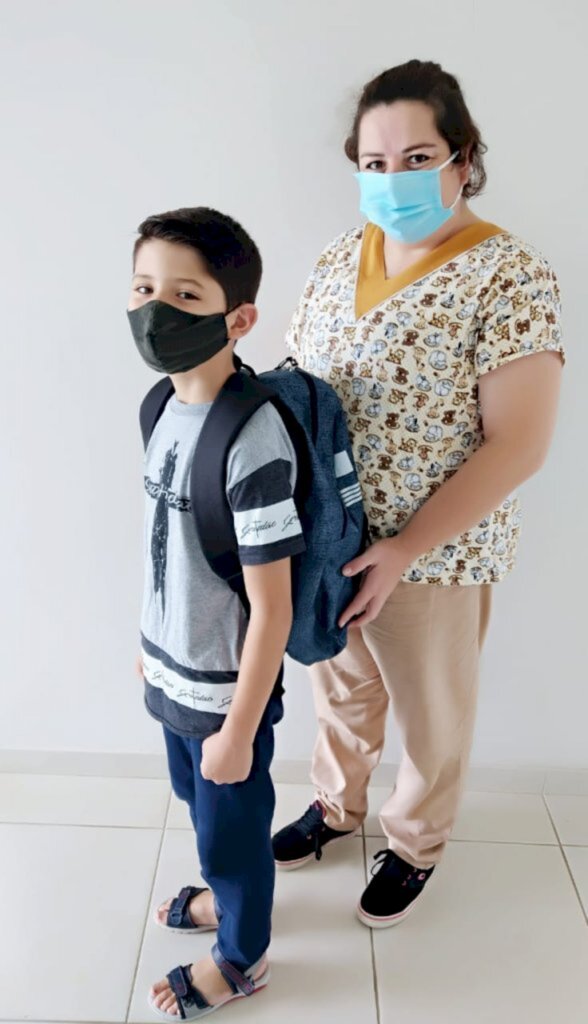  - A fisioterapeuta Bianca demonstra a forma correta do uso da mochila no aluno Luigi Emanuel Sutil da Silva, de 9 anos, estudante do 4º ano da Escola José Borges em Anita Garibaldi e foi junto com os pais Caroline e Marcos escolher a sua mochila sabendo a forma correta de usá-la