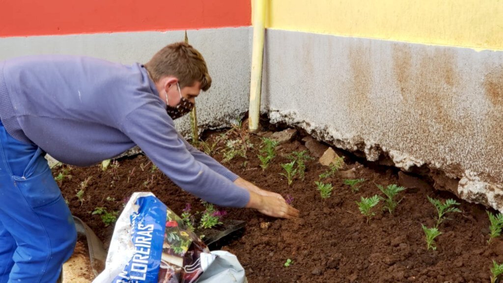 ESCOLAS DA REDE MUNICIPAL DE ENSINO DE PIRATUBA RENOVAM PAISAGISMO VISANDO A VOLTA ÀS AULAS