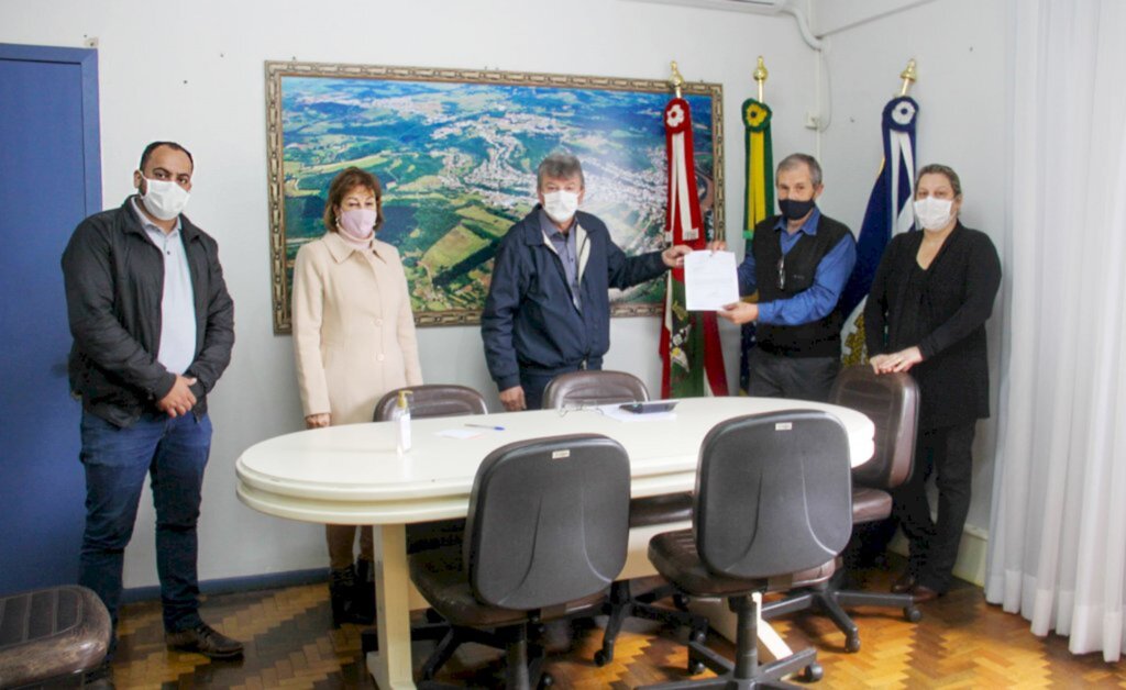 Larissa Cristina Cavali Assessoria de Comunicação Prefeitura de Capinzal - Prefeito Nilvo Dorini e a Secretária da Saúde Kamille Sartori Beal receberam a visita do vereador Gilmar Júnior da Silveira e do Sr. Bernard Gratt, Presidente do PL, juntamente com a Vice-prefeita Noemia Maria Bonamigo Pizzamiglio.