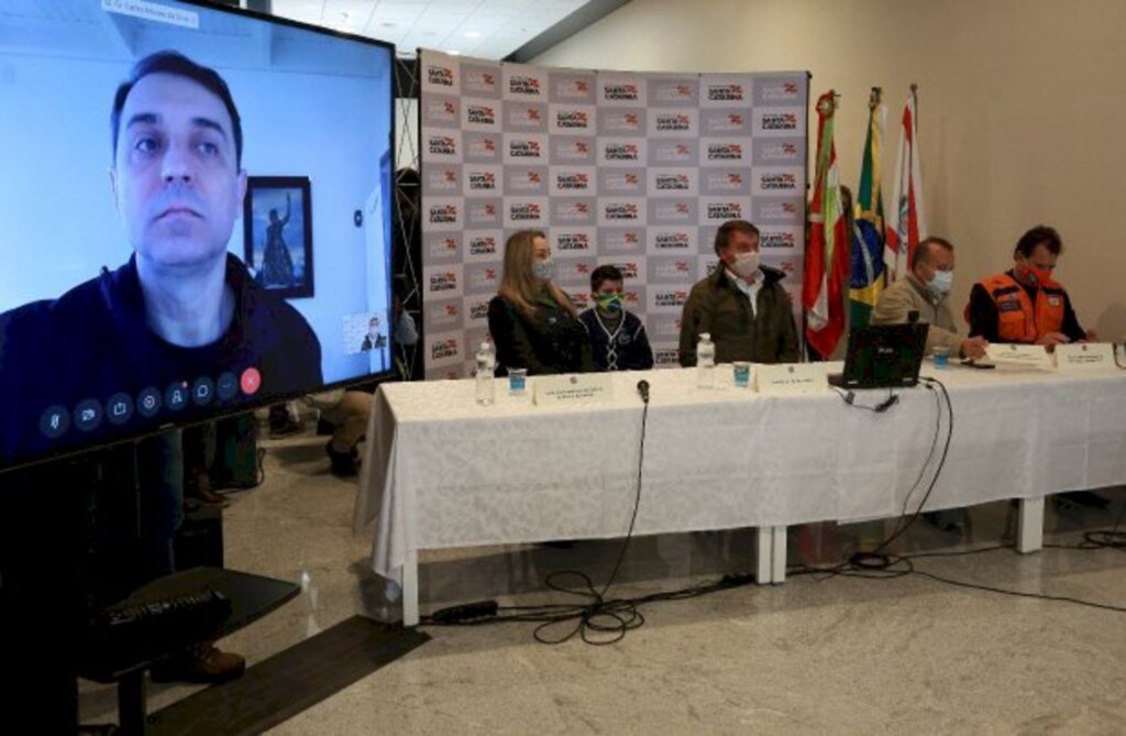 Foto: Julio Cavalheiro/ Secom - Após o sobrevoo, o presidente participou de uma reunião com representantes do Governo do Estado e do Fórum Parlamentar Catarinense. O governador Carlos Moisés acompanhou o encontro por videoconferência.