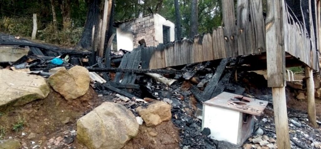 Incêndio destrói residência no Bairro Aparecida em Anita Garibaldi