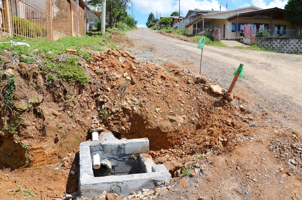 Moradores aguardam por conclusão de obra em rua anitense