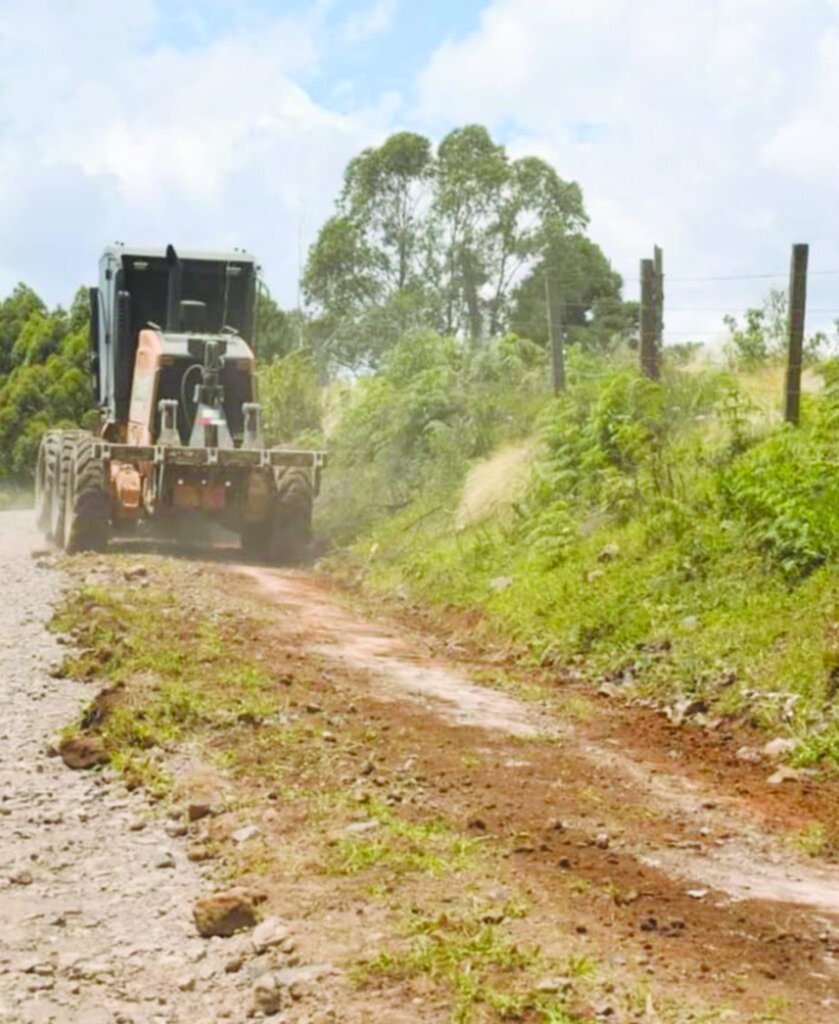 Secretaria de Obras realiza a manutenção das estradas no interior de Cerro Negro