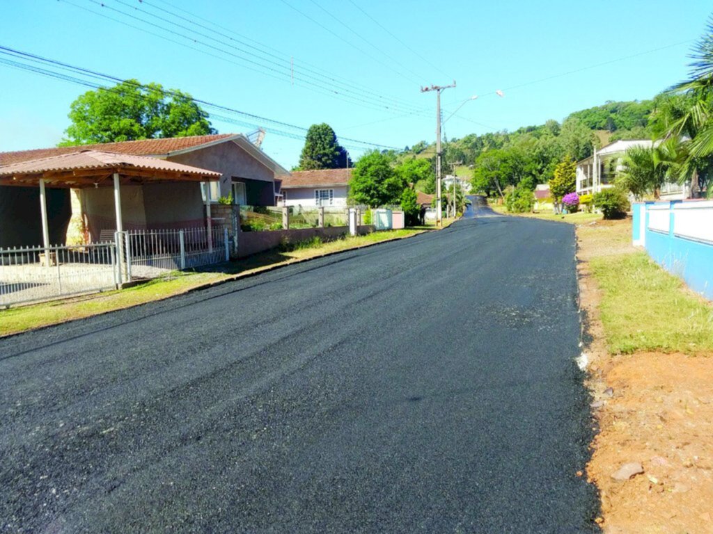 Rua da Comunidade de Santo Antônio em Abdon Batista é asfaltada