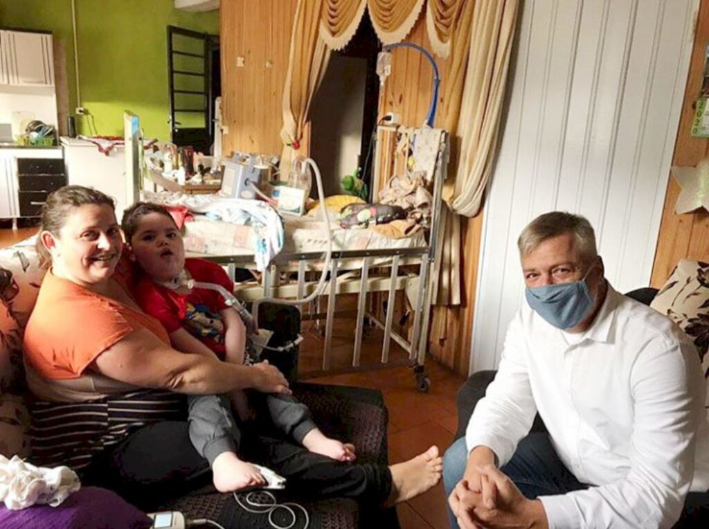 Fabiano da Luz visita Davi, criança que sofre de AME