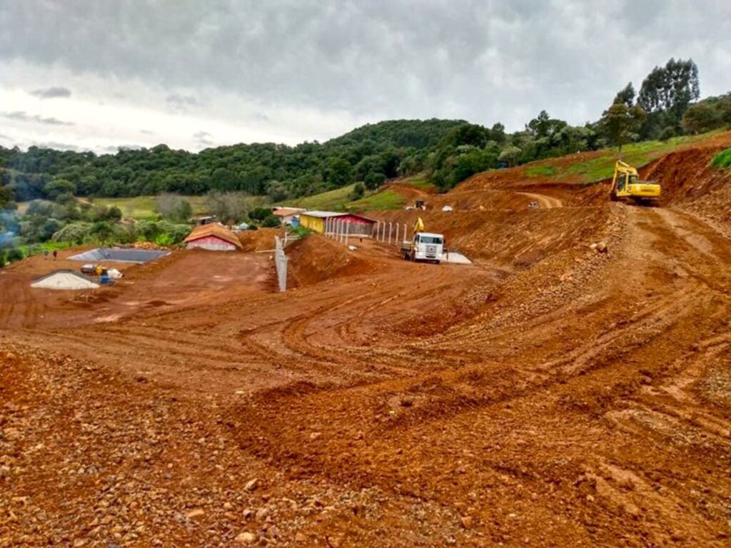 Secretaria de Agricultura de Ipira investe na parceria para construção de chiqueirões