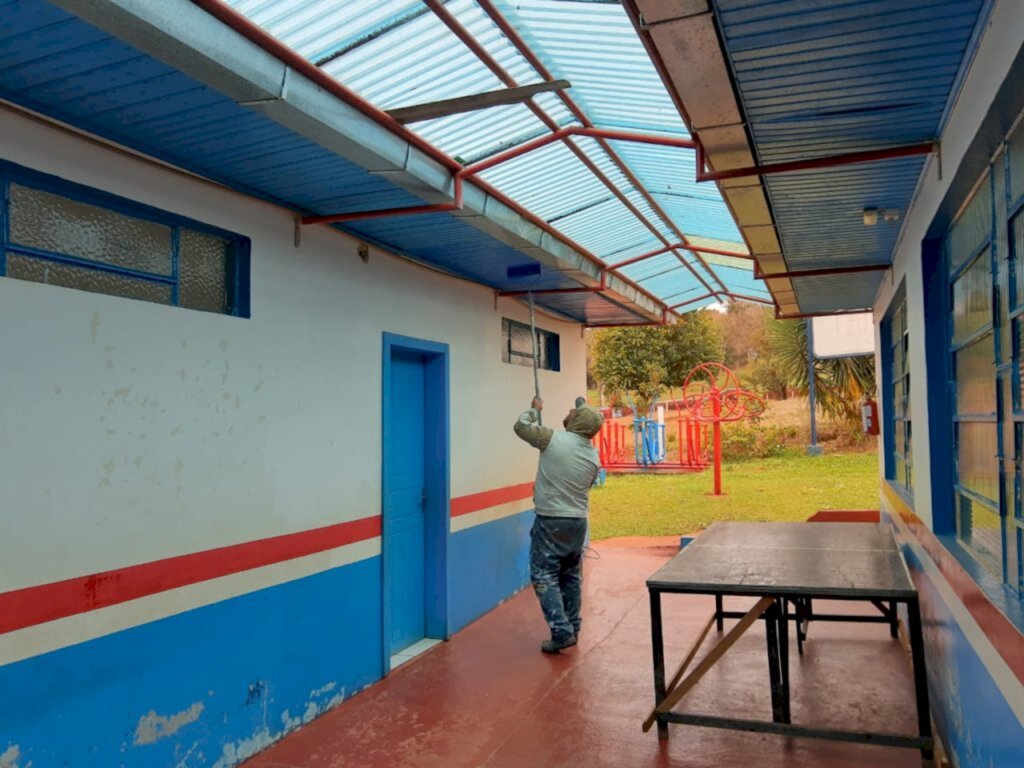 INTERVENÇÃO EM ESCOLA RURAL DE PIRATUBA AVANÇA COM INÍCIO DAS AÇÕES DE PINTURA DA UNIDADE EM LAGEADO MARIANO