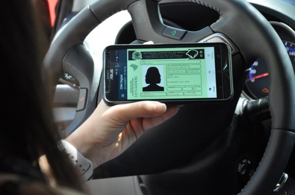 Cem mil gaúchos já têm a Carteira Nacional de Habilitação no celular