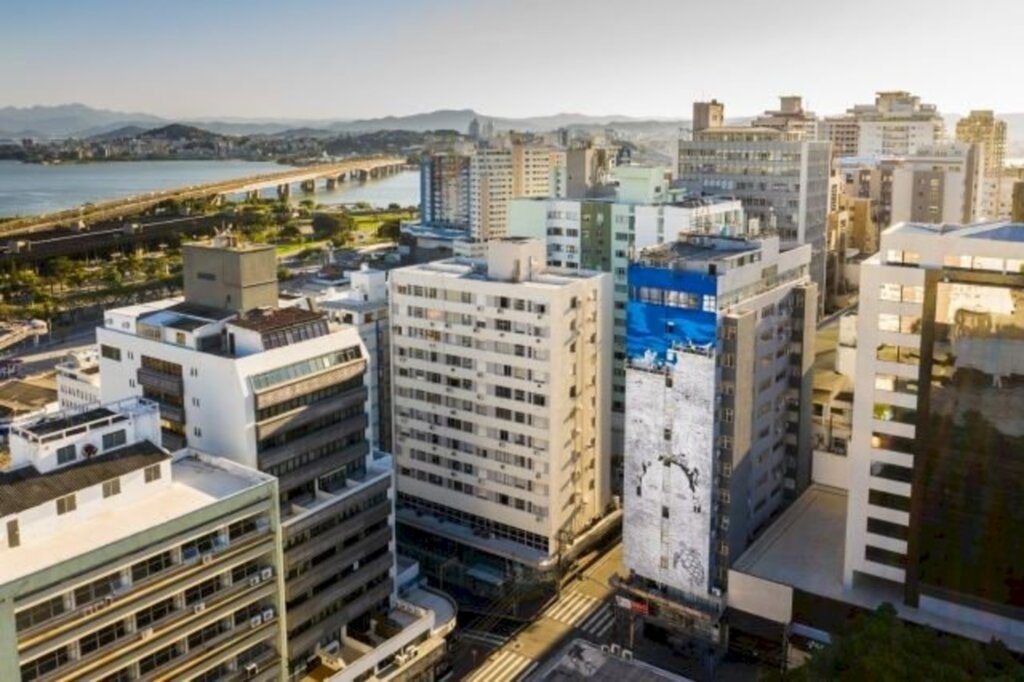 Anjo Tintas doa tintas para pintura de mural de 420 metros quadrados em Florianópolis