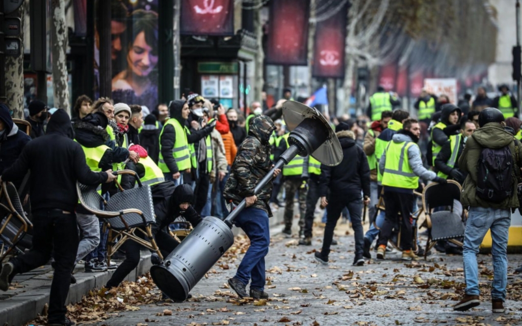 Manifestantes protestam na França contra impostos e preço do combustível