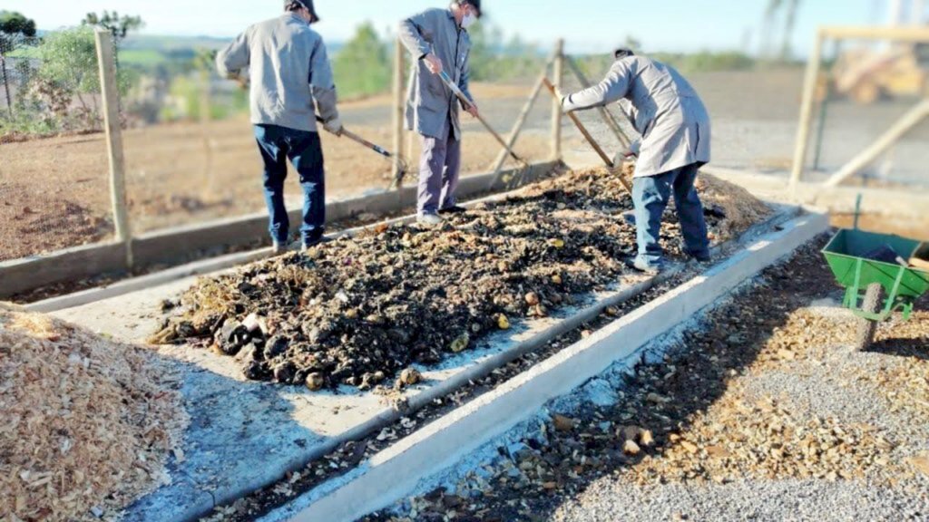 Processo de revolvimento de leira é realizado pela primeira vez na Central de Compostagem