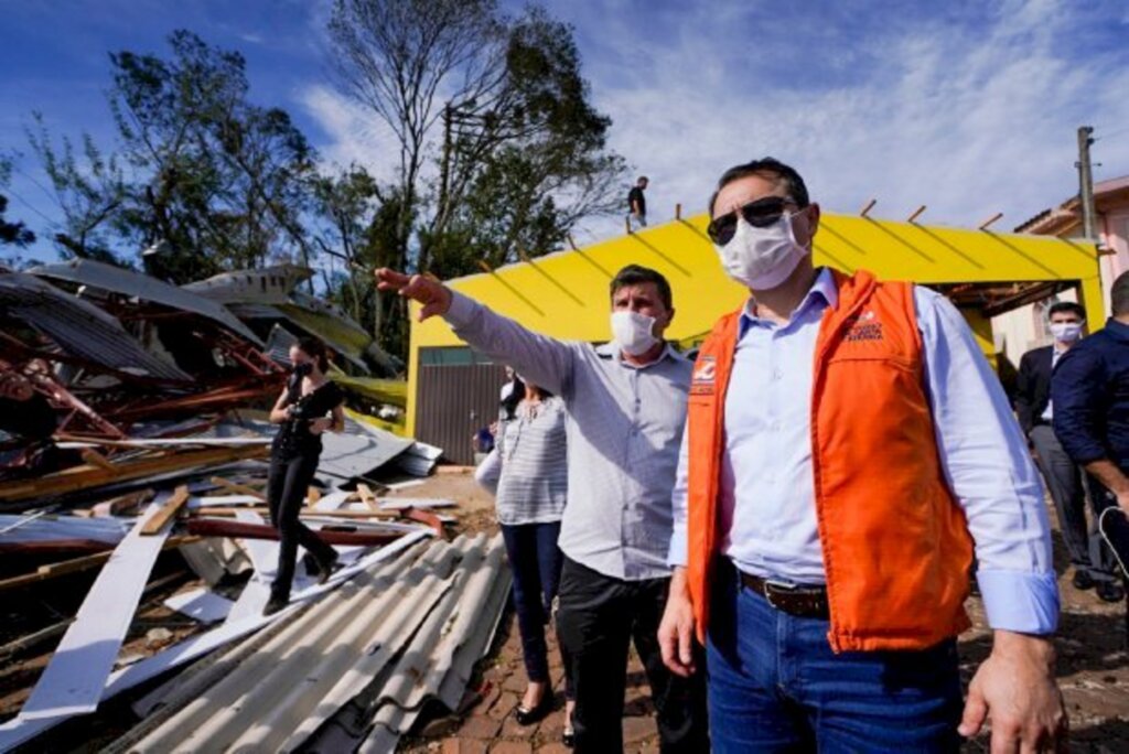 Fotos: Ricardo Wolffenbuttel / Secom - O governador Carlos Moisés vistoriou os estragos provocados por uma forte tempestade nas cidades de Descanso e Belmonte, no Extremo Oeste catarinense, na tarde desta sexta-feira, 12. Desde a noite de quarta-feira, poucas horas após os eventos climáticos, equipes de diversos órgãos do Governo do Estado estão prestando suporte aos atingidos, que somam mais de 500 famílias nos dois municípios.