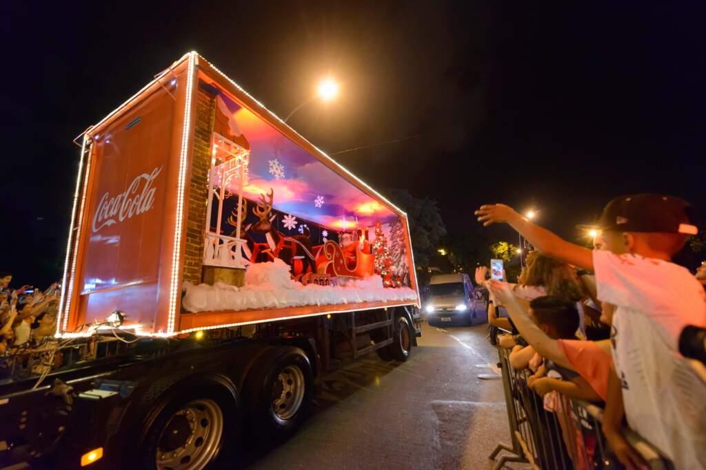 Tradicional Caravana Iluminada de Natal da Coca-Cola chega a Pelotas