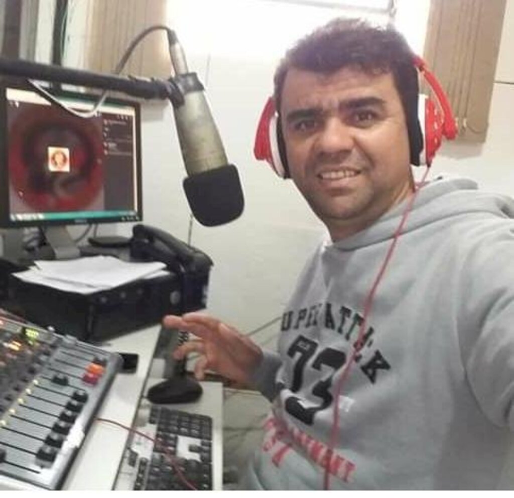 São 23 anos dedicados a levar informação e entretenimento através das ondas do rádio